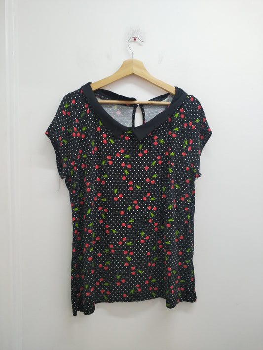 T-shirt avec col noir à pois et à motifs "cerise" Taille XL