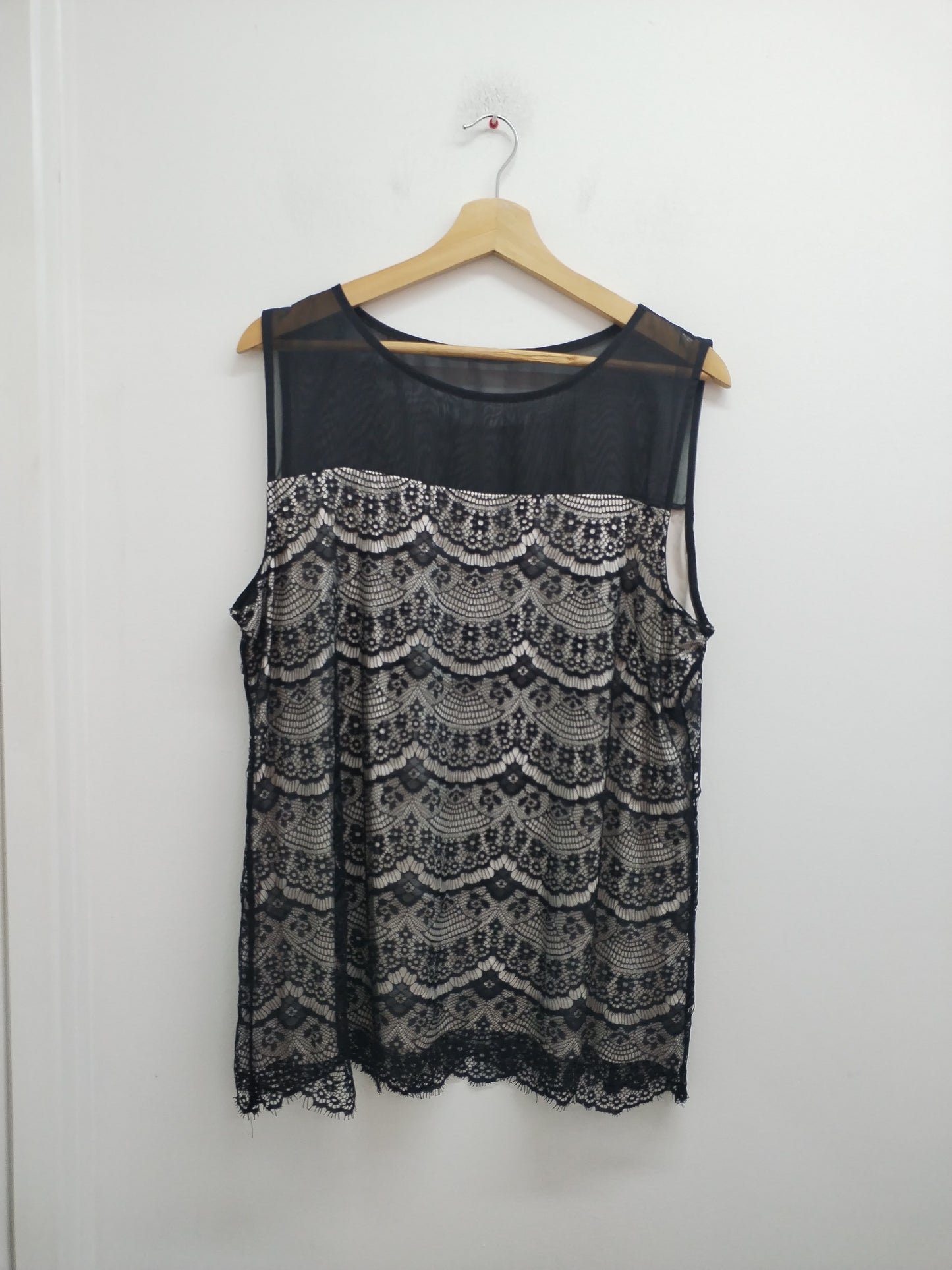 Tunique sans manches noire et beige avec dentelle Taille XL