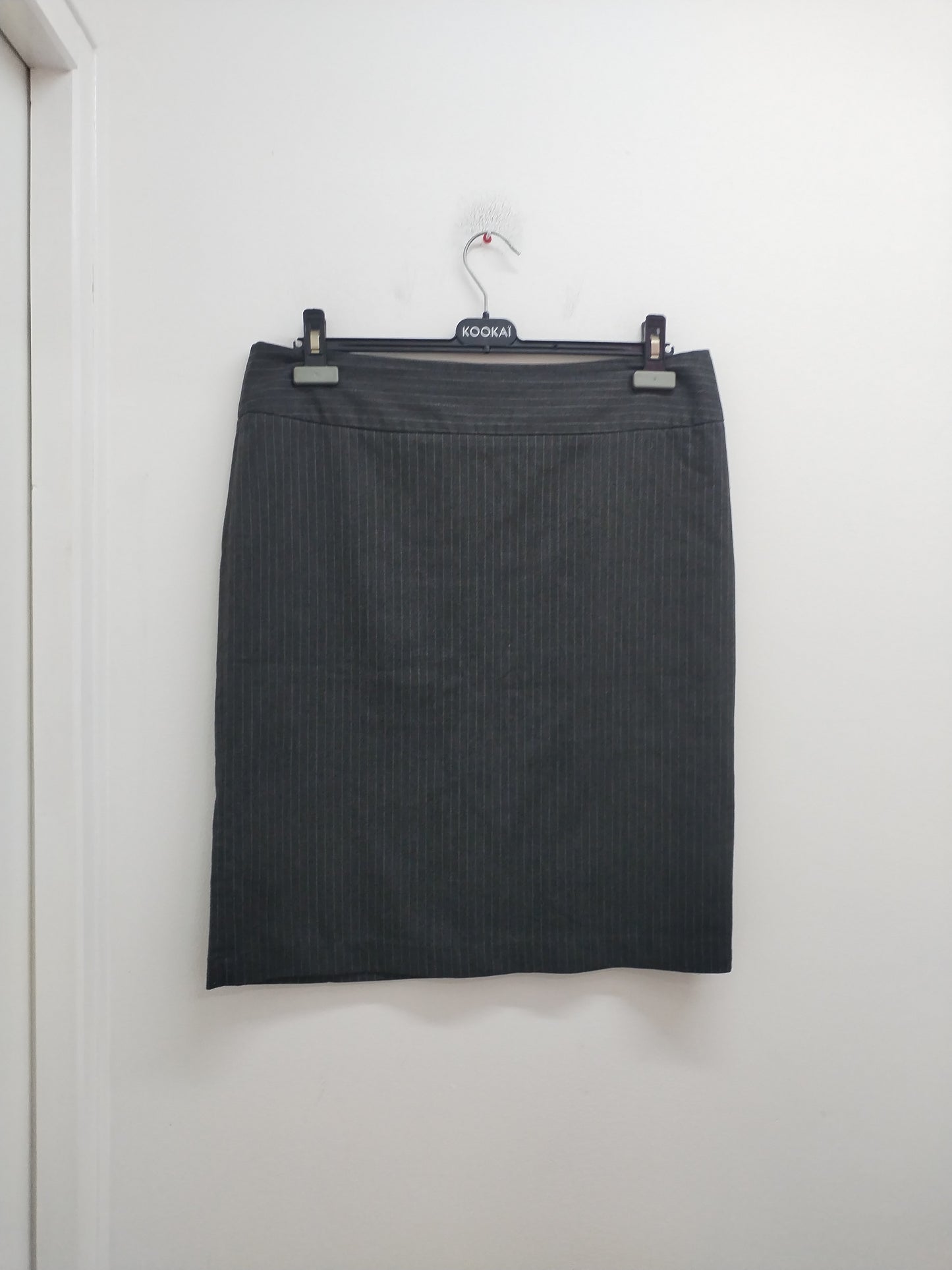 Jupe droite H&M grise à rayures blanches Taille 44