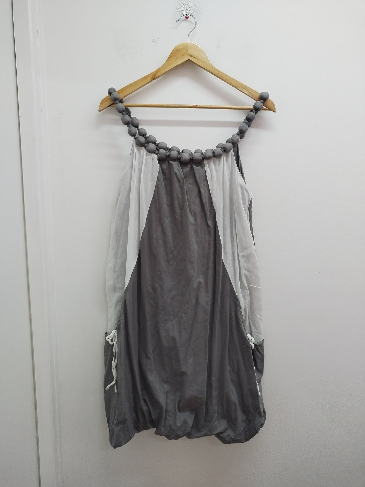 Robe à bretelles Nothing Else grise et blanche Taille M