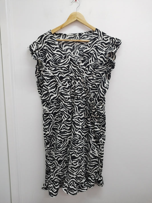Robe manches courtes noire et blanche à motifs Taille L