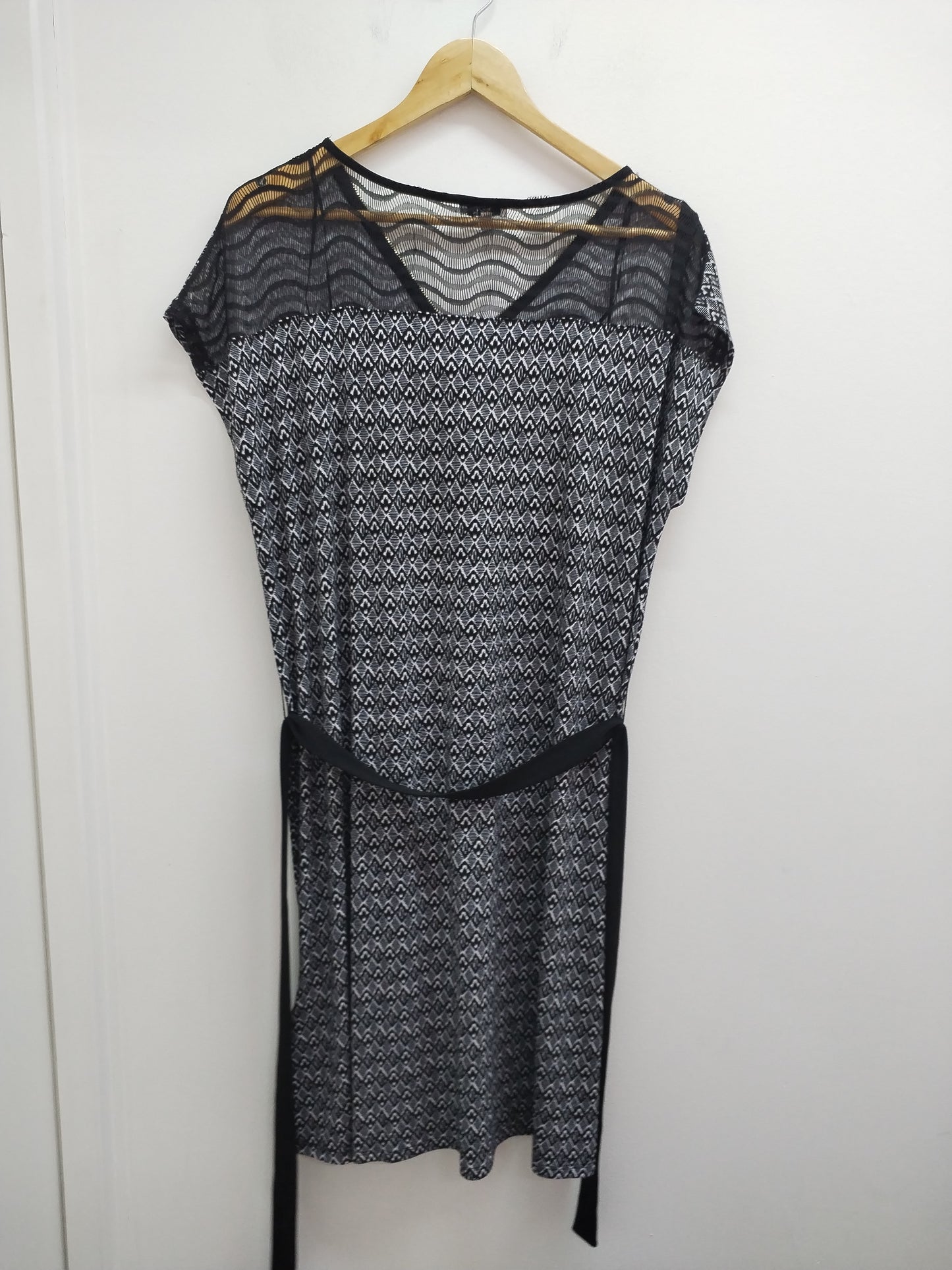 Robe manches courtes Modavista à motifs noirs et blancs avec dentelle Taille 46/48