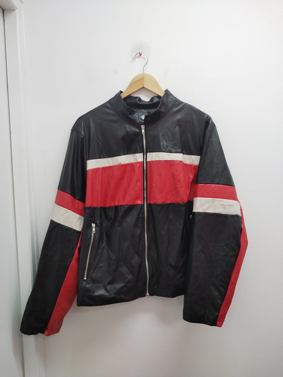 Veste en similicuir Shein noire, blanche et rouge Taille 4XL