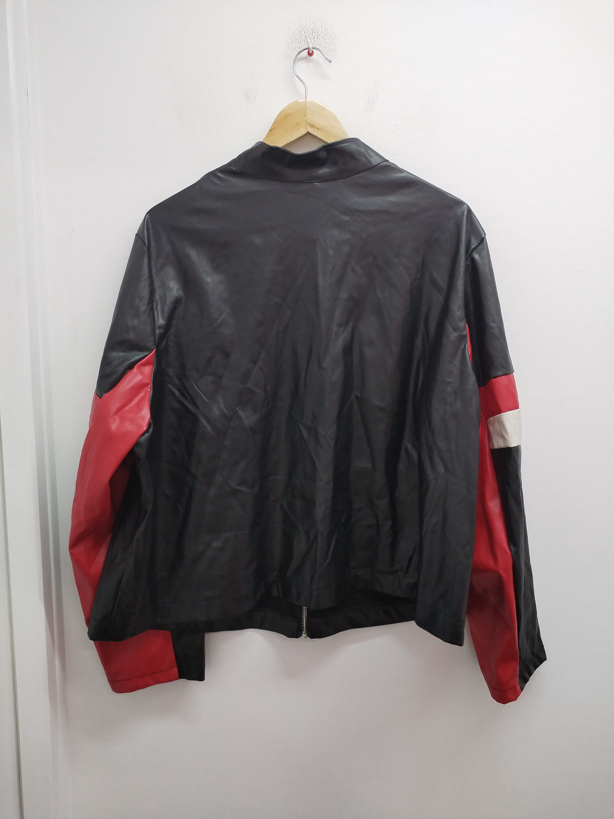 Veste en similicuir Shein noire, blanche et rouge Taille 4XL