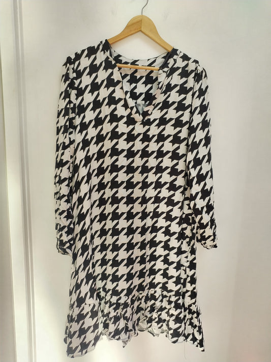 Robe manches longues noire et blanche motifs pied de poule Taille XL