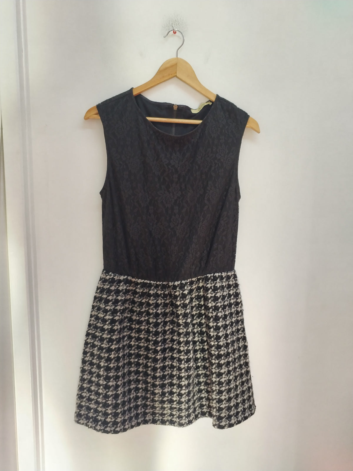Robe sans manches No-Nà noire avec dentelle et motifs pied de poule Taille L