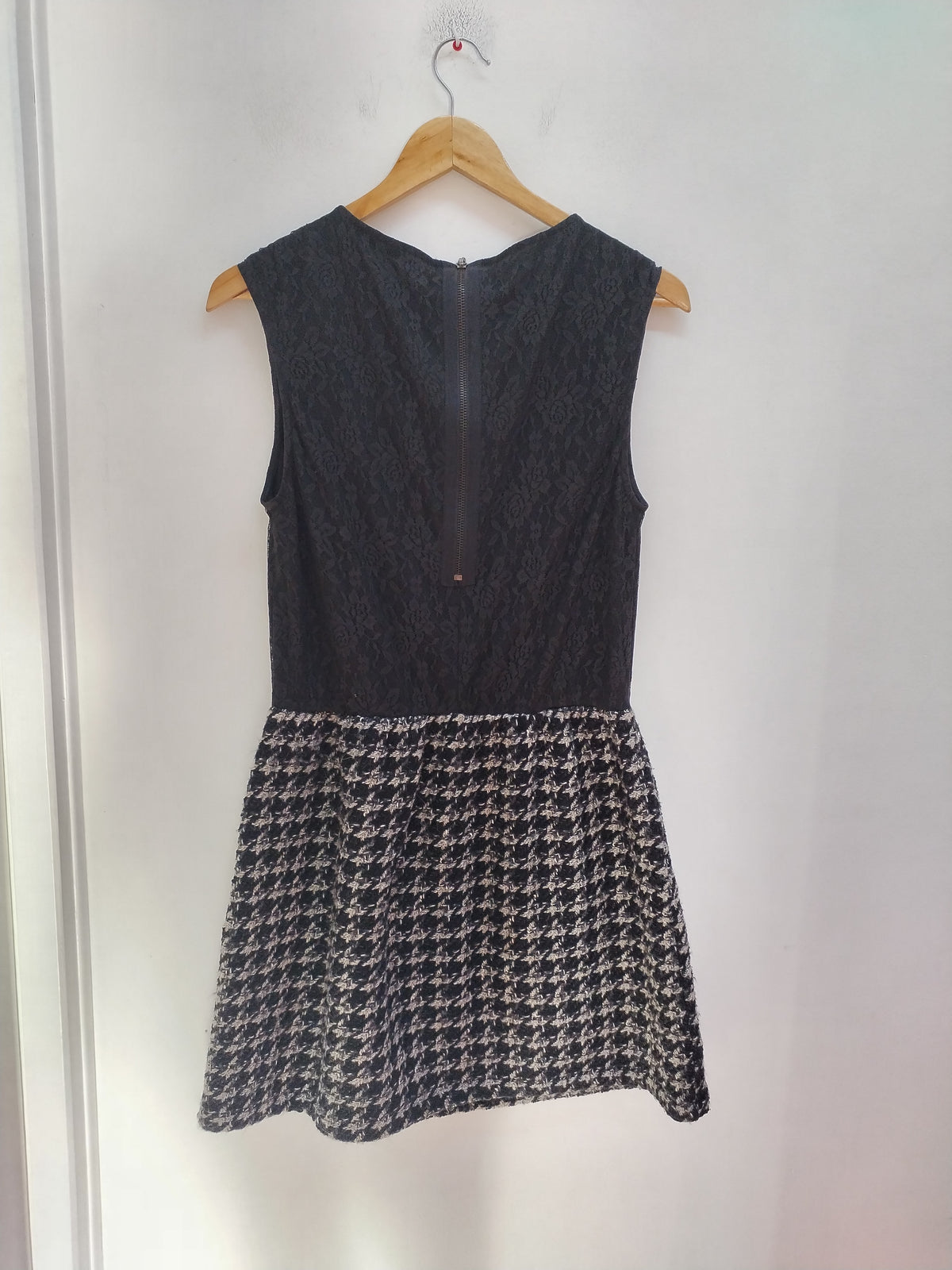 Robe sans manches No-Nà noire avec dentelle et motifs pied de poule Taille L