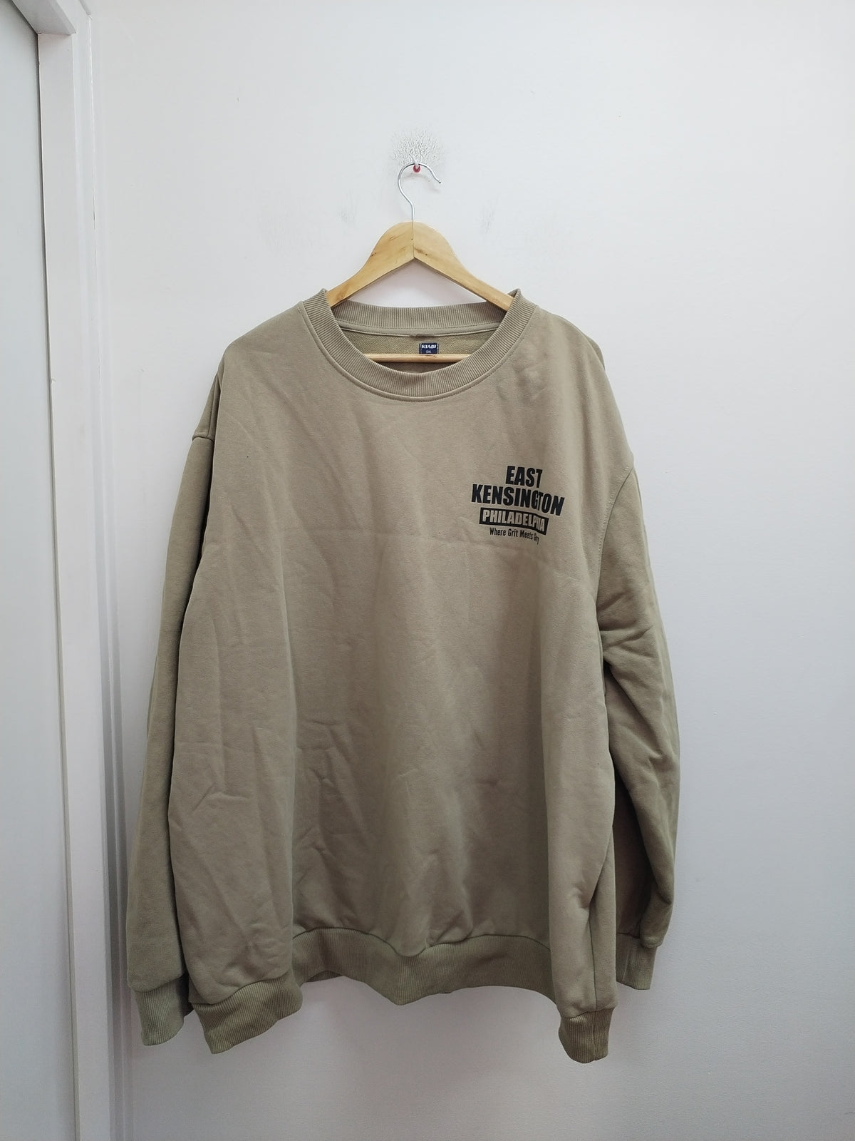 Sweat Kiabi beige foncé avec impression Taille 5XL