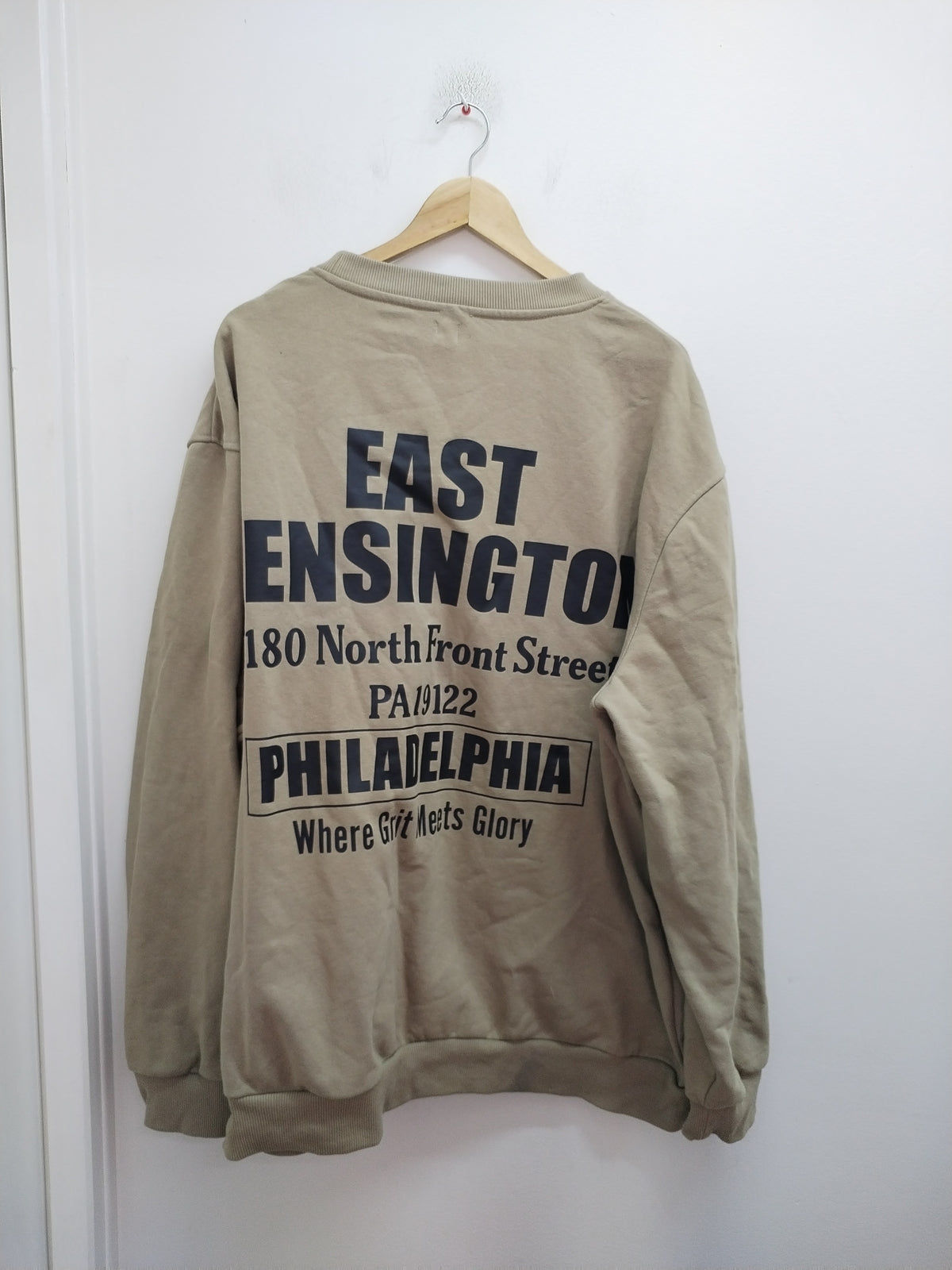 Sweat Kiabi beige foncé avec impression Taille 5XL