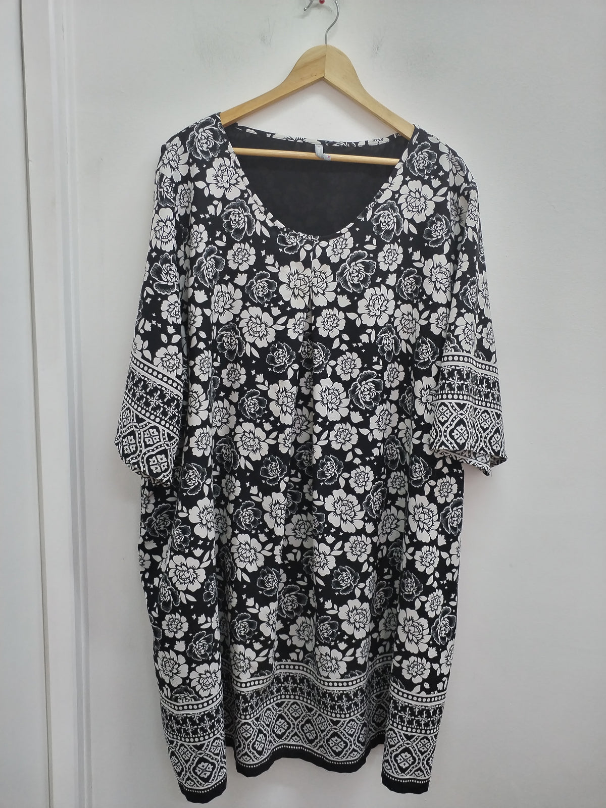 Robe manches courtes Blancheporte noire et blanche à motifs Taille 58