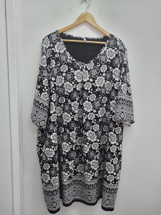 Robe manches courtes Blancheporte noire et blanche à motifs Taille 58