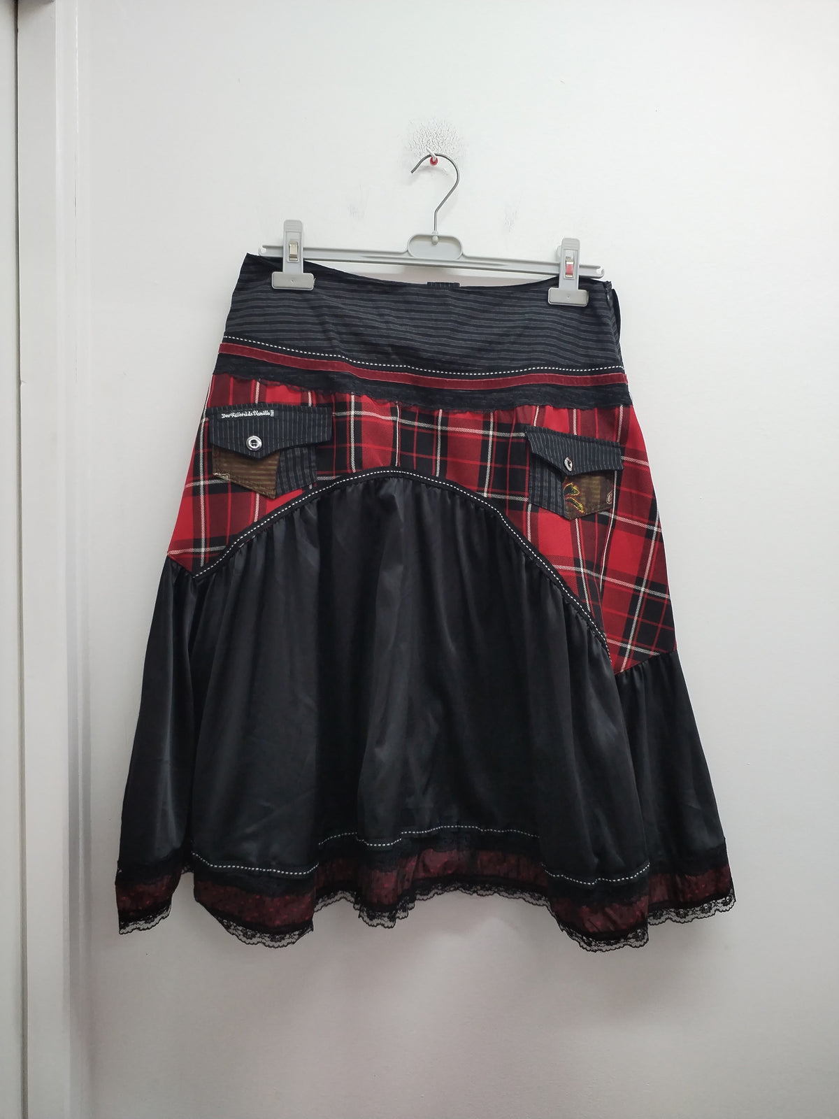 Jupe mi-longue noire et écossaise Des Filles à la Vanille Taille M